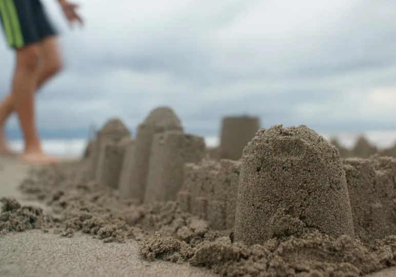 Mijn rijke buurman bouwde een hek op mijn terrein en blokkeerde mijn ramen terwijl ik op vakantie was — ik leerde hem een perfecte les