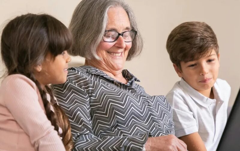 Ik woonde in een opvang nadat mijn schoondochter me eruit zette toen mijn zoon stierf – maar ze had geen idee van zijn geheim