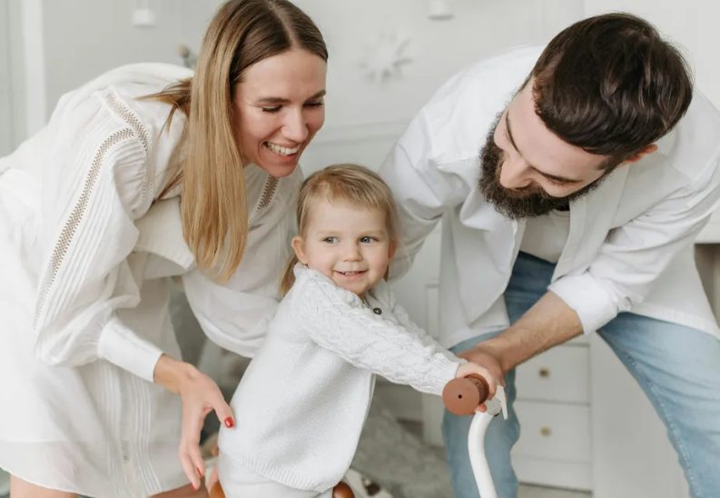 Ik vond een lege drielingkinderwagen naast een verlaten winkel – ineens hoorde ik babygehuil uit het gebouw