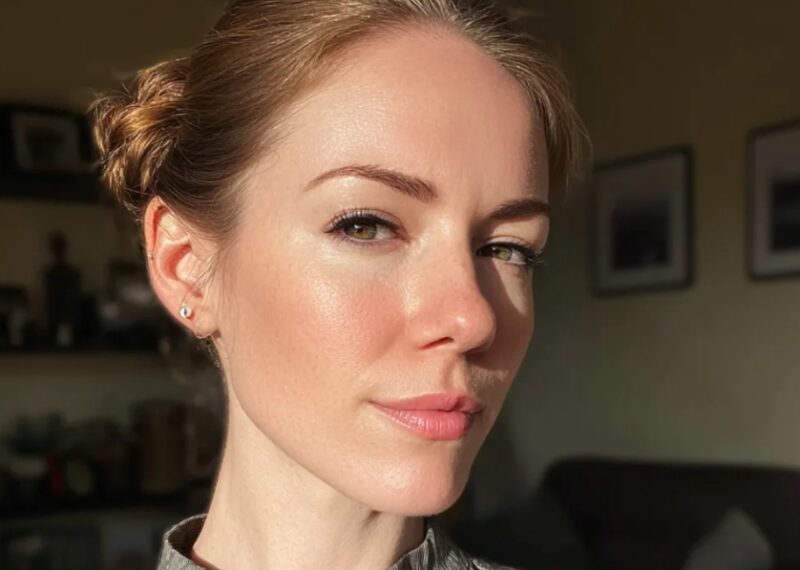 Ik kocht eten en buskaartjes voor een oma en haar kleine kleinzoon – een paar dagen later belde mijn man me in paniek: "Brenda, kom naar huis! Het gaat om de jongen"