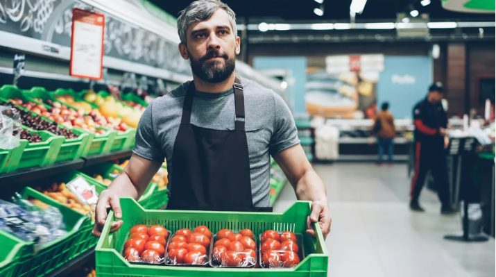 Ik vermomde me als een dakloze en liep een enorme supermarkt binnen om mijn erfgenaam te kiezen