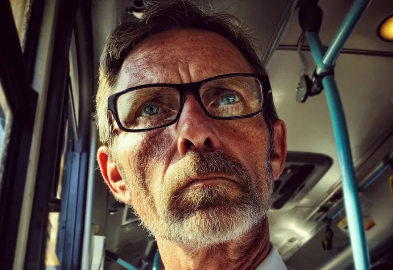 Een man probeerde me uit de bus te zetten omdat mijn kleinzoon huilde – hij had geen idee dat hij daar even later spijt van zou krijgen.
