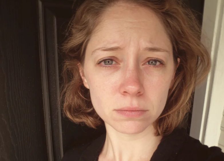 Ik vond een achtergelaten baby in een lift – een jaar later ontdekte ik de waarheid over het kind.