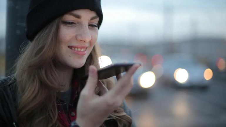 Mijn gemene schoonmoeder trok bij ons in en maakte mijn leven gek – één telefoontje was genoeg om haar een lesje te leren.
