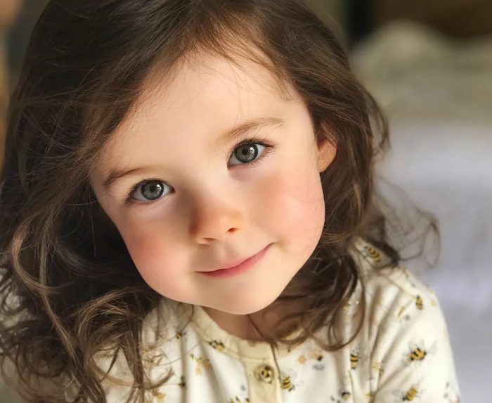 Ik vond een achtergelaten baby in een lift – een jaar later ontdekte ik de waarheid over het kind.