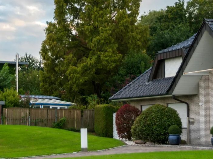 Rijke man weigerde mijn hek te repareren nadat hij met zijn Rolls-Royce tegen het hek was gereden – Wat ik de volgende dag in mijn tuin vond, liet me sprakeloos