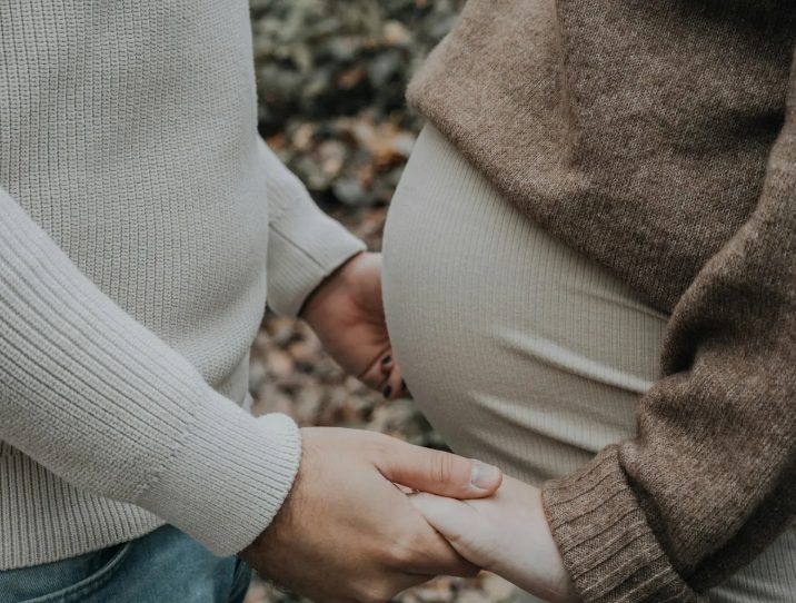 Ik vond een kinderwagen op de stortplaats – Toen ik het kussen optilde, schreeuwde ik