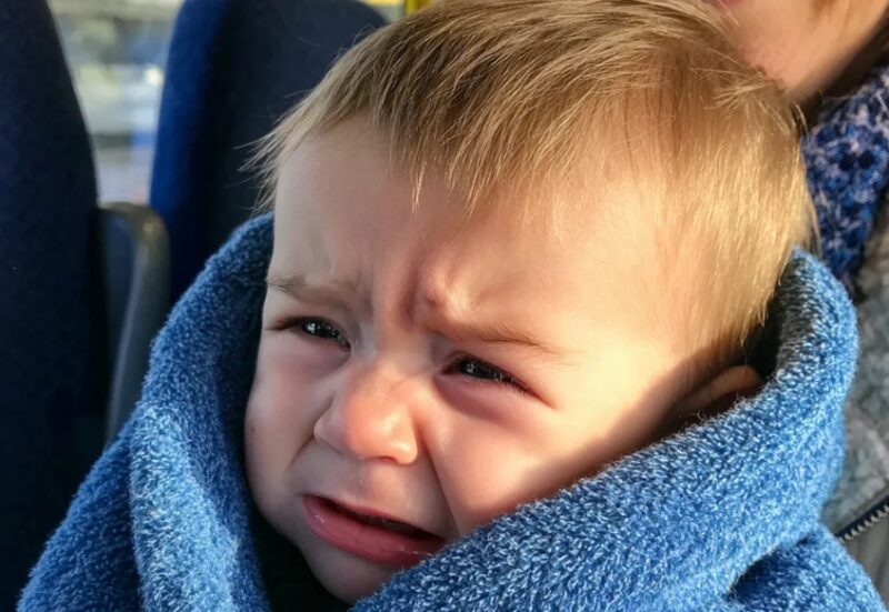 Een man probeerde me uit de bus te zetten omdat mijn kleinzoon huilde – hij had geen idee dat hij daar even later spijt van zou krijgen.