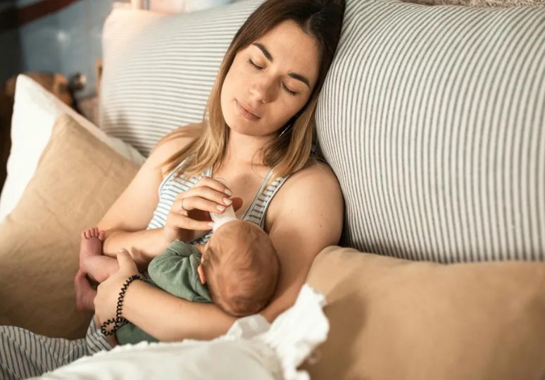 Ik vond een lege drielingkinderwagen naast een verlaten winkel – ineens hoorde ik babygehuil uit het gebouw