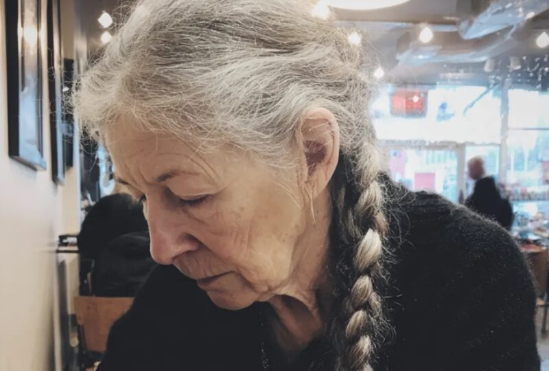 Ik kocht eten en buskaartjes voor een oma en haar kleine kleinzoon – een paar dagen later belde mijn man me in paniek: "Brenda, kom naar huis! Het gaat om de jongen"