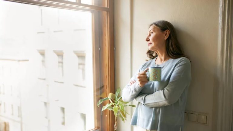 Mijn gemene schoonmoeder trok bij ons in en maakte mijn leven gek – één telefoontje was genoeg om haar een lesje te leren.
