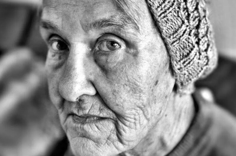 Ik woonde in een opvang nadat mijn schoondochter me eruit zette toen mijn zoon stierf – maar ze had geen idee van zijn geheim