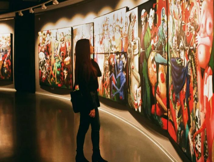 Ik liet een dakloze vrouw, die door iedereen werd veracht, mijn kunstgalerie binnen – ze wees naar een schilderij en zei: ‘Die is van mij’.