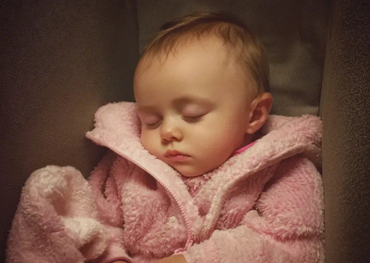 Ik vond een achtergelaten baby in een lift – een jaar later ontdekte ik de waarheid over het kind.