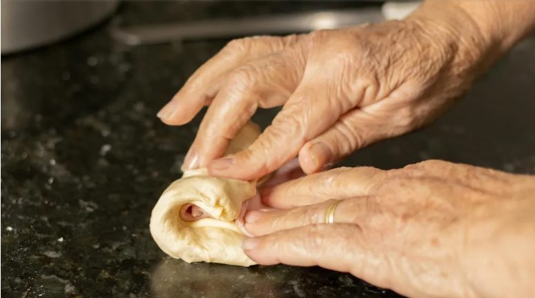Mijn tante en mijn zoon hebben mij uit mijn eigen huis gezet – maar een paar dagen later haalde de karma hen in.