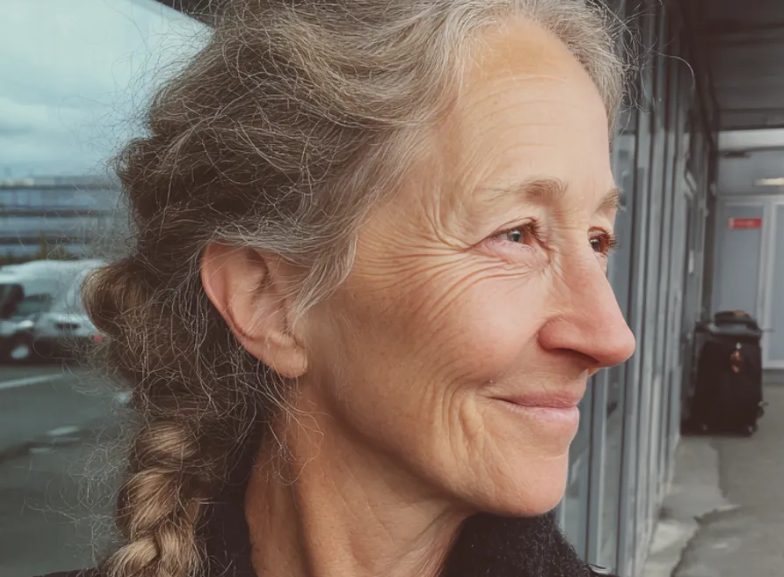 Ik kocht eten en buskaartjes voor een oma en haar kleine kleinzoon – een paar dagen later belde mijn man me in paniek: "Brenda, kom naar huis! Het gaat om de jongen"