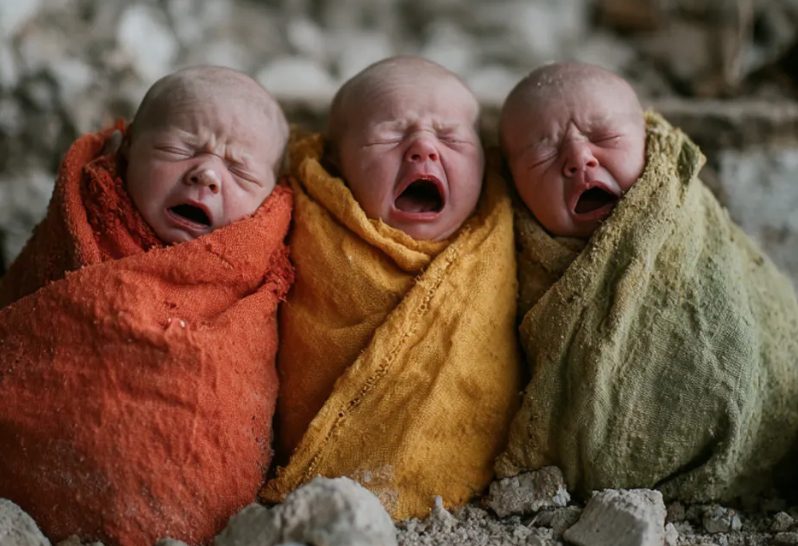 Ik vond een lege drielingkinderwagen naast een verlaten winkel – ineens hoorde ik babygehuil uit het gebouw