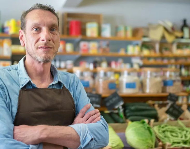 Een verwaande vrouw maakte me belachelijk omdat ik als kassière in de supermarkt werkte – een paar minuten later werd het een van de belangrijkste dagen van mijn leven.