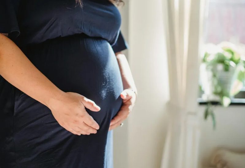 Ik werd draagmoeder voor mijn zus en haar man – maar een paar dagen na de geboorte lieten ze de baby op mijn stoep achter.