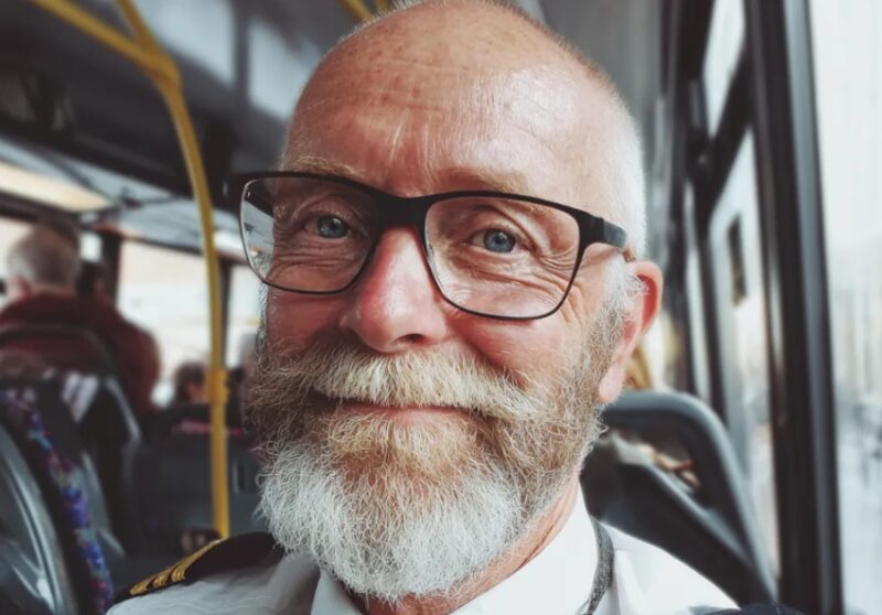 Een man probeerde me uit de bus te zetten omdat mijn kleinzoon huilde – hij had geen idee dat hij daar even later spijt van zou krijgen.