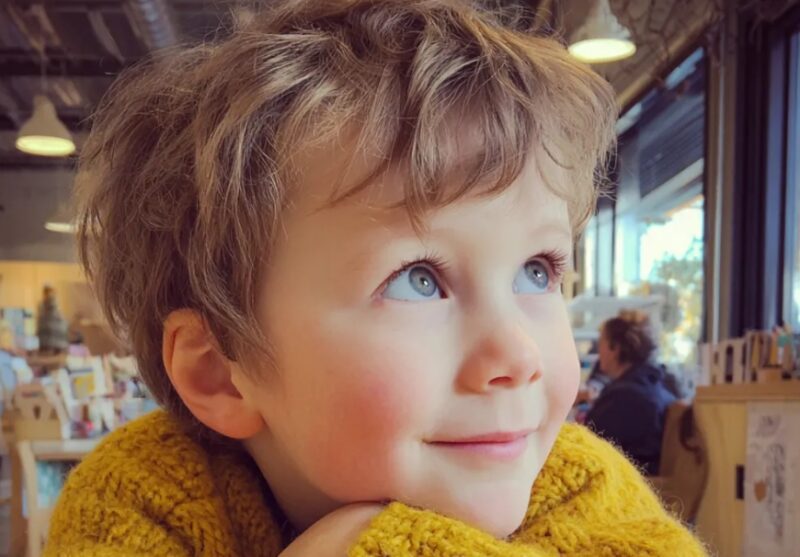 Ik kocht eten en buskaartjes voor een oma en haar kleine kleinzoon – een paar dagen later belde mijn man me in paniek: "Brenda, kom naar huis! Het gaat om de jongen"