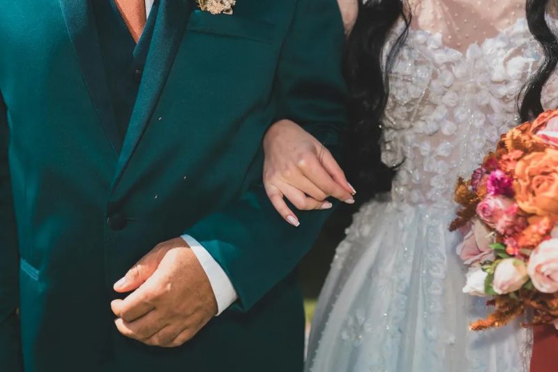 Mijn stiefzus liet me struikelen terwijl ik door het gangpad liep op mijn bruiloft – Maar wat mijn vader de volgende dag deed, deed haar verbleken