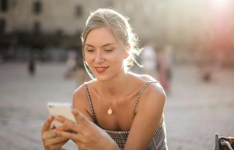 De schoonmoeder die naar de babymonitor keek: van tedere aanwezigheid tot obsessie — hoe de gedeelde camera het vertrouwen verbrak en een jonge moeder dwong de privacy van haar gezin te beschermen.