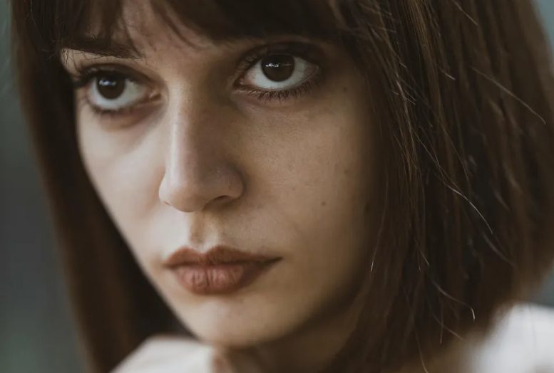 Ik woonde in een opvang nadat mijn schoondochter me eruit zette toen mijn zoon stierf – maar ze had geen idee van zijn geheim