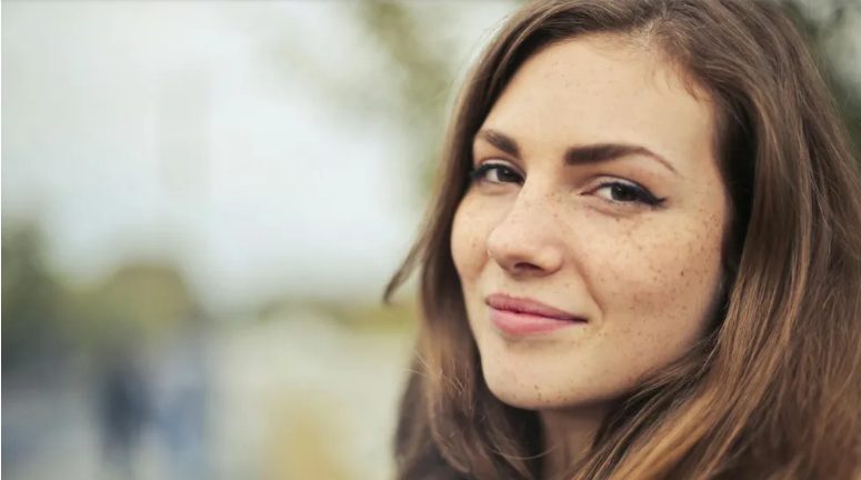 Mijn toekomstige schoonmoeder vertelde mijn wees geworden kleine broertjes dat ze binnenkort naar een nieuw gezin gestuurd zouden worden – dus hebben wij haar de hardste les van haar leven gegeven.