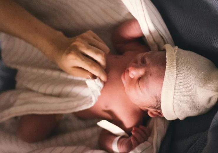 Ik werd draagmoeder voor mijn zus en haar man – maar dagen na de geboorte lieten ze de baby achter voor mijn deur.