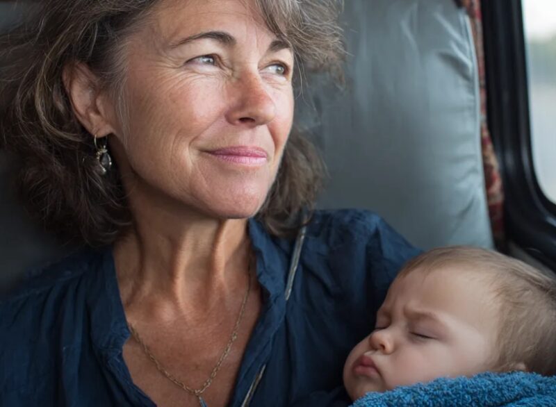 Een man probeerde me uit de bus te zetten omdat mijn kleinzoon huilde – hij had geen idee dat hij daar even later spijt van zou krijgen.