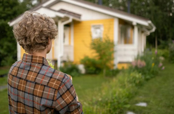 Het verhaal van de zeventienjarige Ian, die ontdekt dat zijn moeder en haar tweede echtgenoot zijn erfenis hebben uitgegeven om een huis te kopen – en de moed vindt om hen te confronteren en zijn toekomst terug te eisen.