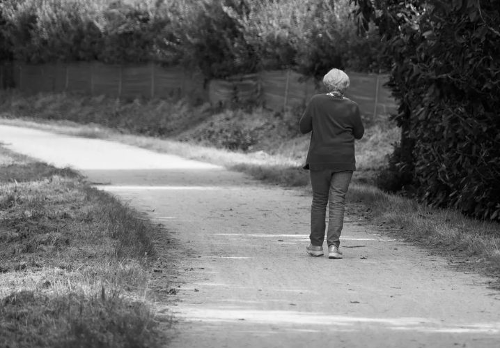De erfenis van mijn grootmoeder en de buurvrouw die haar grenzen overschreed — hoe Jacqueline het huis en de herinneringen van haar familie verdedigde tegen een opdringerige en eigenzinnige buurvrouw