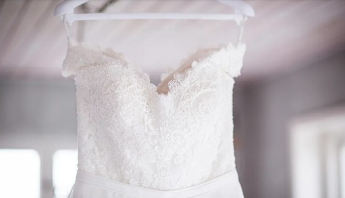Mijn moeder naaide mijn trouwjurk slechts 3 dagen voor haar dood – ik kon niet vergeven wat er minuten vóór de ceremonie met de jurk gebeurde.