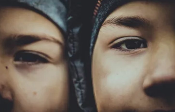 Vader ontdekt dat zijn tweelingkinderen eigenlijk zijn broers zijn – Verhaal van de dag