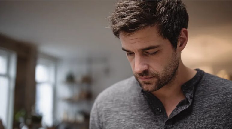 Mijn 9-jarige zoon breide een sjaal voor de verjaardag van zijn vader, maar hij noemde het “een meisjeshobby” – dus gaf ik mijn ex een les die hij nooit zal vergeten.