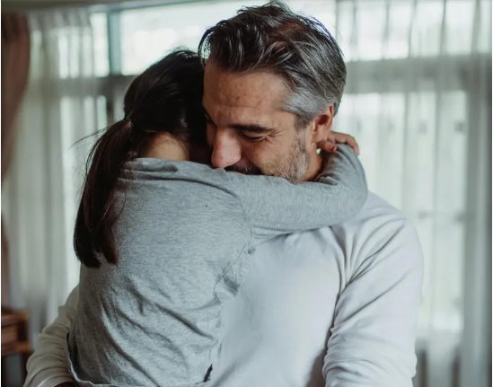 Mijn verloofde probeerde mijn dochter van onze bruiloft uit te sluiten – haar schokkende bekentenis deed me onmiddellijk afzeggen.