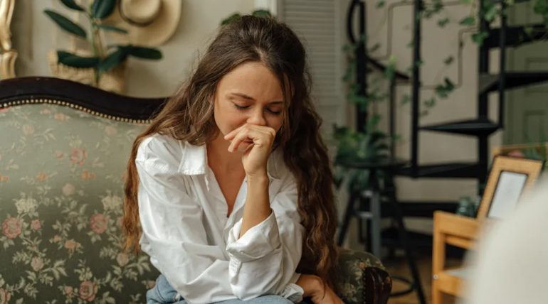 „Jij bent niets anders dan een parasiet“: Mijn man eiste dat ik een baan zou zoeken en voor 3 kinderen zou zorgen – totdat ik de rollen omdraaide.