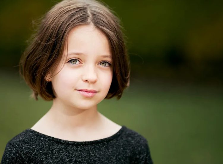 Nadat mijn ouders waren overleden, nam mijn tante hun geld en gaf mij weg – twintig jaar later nam ze mij aan als haar huishoudster.