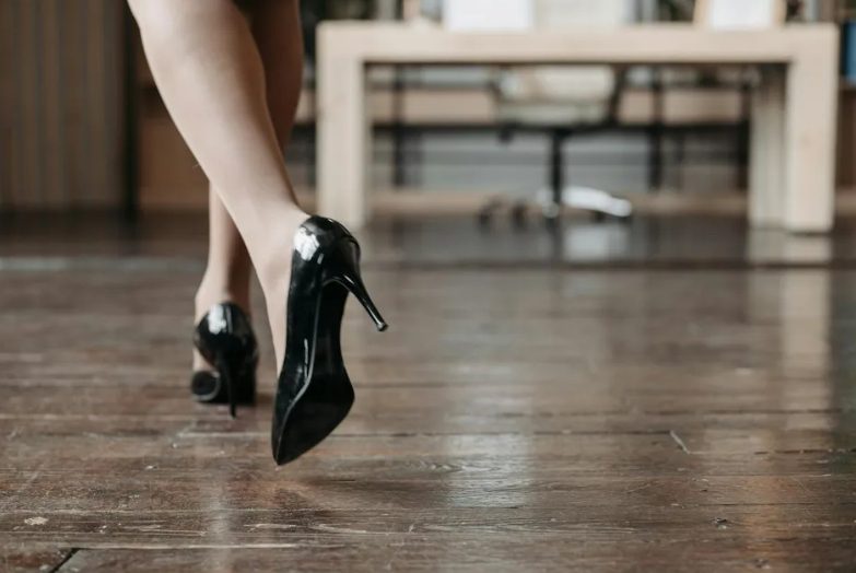 Mijn stiefzus liet me struikelen terwijl ik door het gangpad liep op mijn bruiloft – Maar wat mijn vader de volgende dag deed, deed haar verbleken