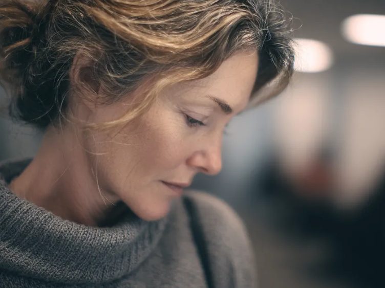 Nadat mijn ouders waren overleden, nam mijn tante hun geld en gaf mij weg – twintig jaar later nam ze mij aan als haar huishoudster.