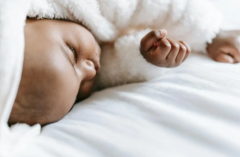 Een man bood aan me te helpen met mijn baby in het vliegtuig — Ik was zo dankbaar totdat ik zag wat hij mijn zoon aandeed
