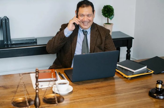 Het verhaal van de zeventienjarige Ian, die ontdekt dat zijn moeder en haar tweede echtgenoot zijn erfenis hebben uitgegeven om een huis te kopen – en de moed vindt om hen te confronteren en zijn toekomst terug te eisen.