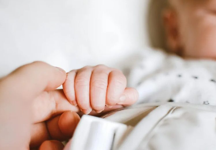 Ik werd draagmoeder voor mijn zus en haar man – maar dagen na de geboorte lieten ze de baby achter voor mijn deur.