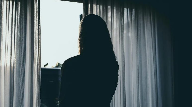 Mijn man vergat zijn telefoon thuis – toen hoorde ik een voicemail van een onbekende jongen die zei: “Hoi, pap.”