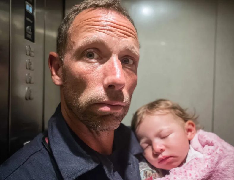 Ik vond een achtergelaten baby in een lift – een jaar later ontdekte ik de waarheid over het kind.