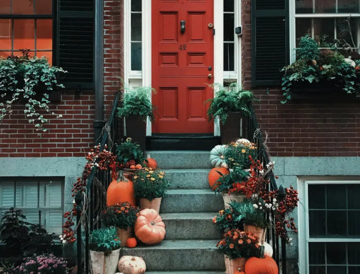 Mijn schoonmoeder nodigde alle kinderen uit bij haar thuis, maar verbood alleen mijn zesjarige om mee te doen met trick-or-treat — Toen ik wist waarom, leerde ik haar een les die ze niet zal vergeten.