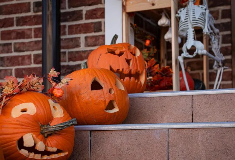 Mijn schoonmoeder nodigde alle kinderen uit bij haar thuis, maar verbood alleen mijn zesjarige om mee te doen met trick-or-treat — Toen ik wist waarom, leerde ik haar een les die ze niet zal vergeten.