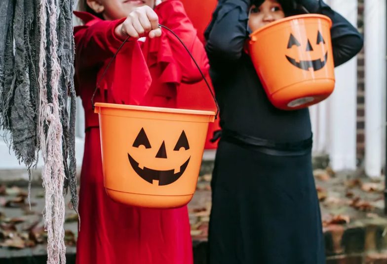 Mijn schoonmoeder nodigde alle kinderen uit bij haar thuis, maar verbood alleen mijn zesjarige om mee te doen met trick-or-treat — Toen ik wist waarom, leerde ik haar een les die ze niet zal vergeten.