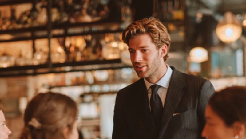 De wrede woorden van drie rijke vrouwen vernederden een serveerster, maar toen mijn vriend opstond om haar te verdedigen, besefte ik dat ware kracht niet in rijkdom ligt, maar in menselijkheid en moed.